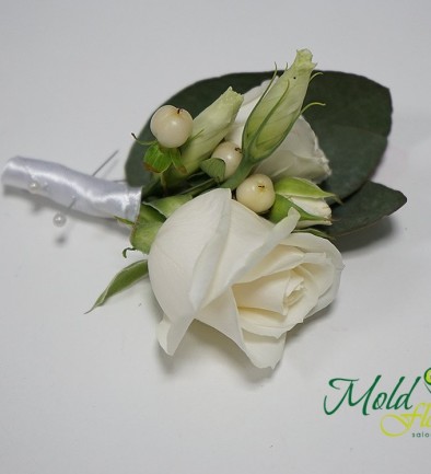 Бутоньерка из белой розы и гиперикума Фото 394x433